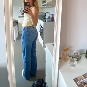 Jeans  - Jeans från Zara. Utan linning och klippta så att de passar någon som är 160-165 cm. Endast använda ett fåtal gånger. 