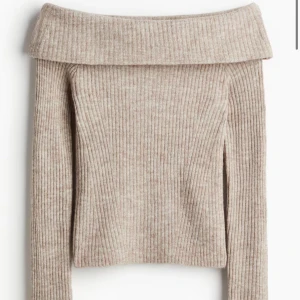 stickad off shoulder tröja - inte använd mycket alls, säljer för den då inte kommer till användning. passar lika bra S som XS🥰