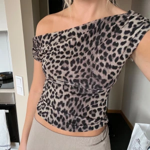 Leopardmönstrad offshoulder topp - Jätte fin leoparmönstrad topp som är insydd i midjan för en figursydd passform. Så snygg till hösten men kommer ej till användning. Storlek S. Nyskick