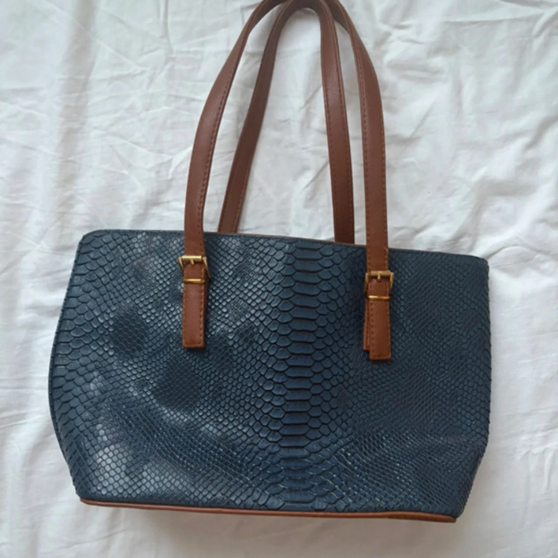 Blå  axelväska med ormmönster - 1