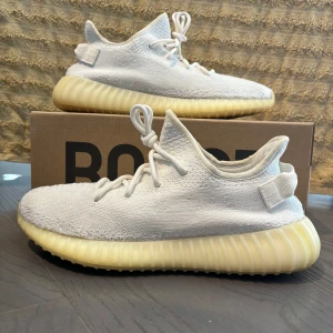 Adidas Yeezy Boost 350 V2 Cream - Säljer ett par använda Adidas Yeezy Boost 350 V2 Cream i storleken EU 44