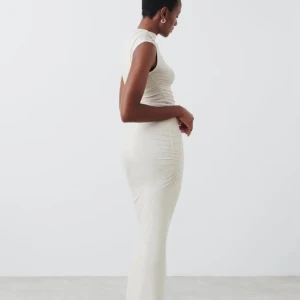 Gina tricot kjol  - Supersnygg långkjol i ljusbeige med tight passform och rynkade detaljer längs sidorna. HELT SLUTSÅLD! 💕Mycket bra skick! ☺️