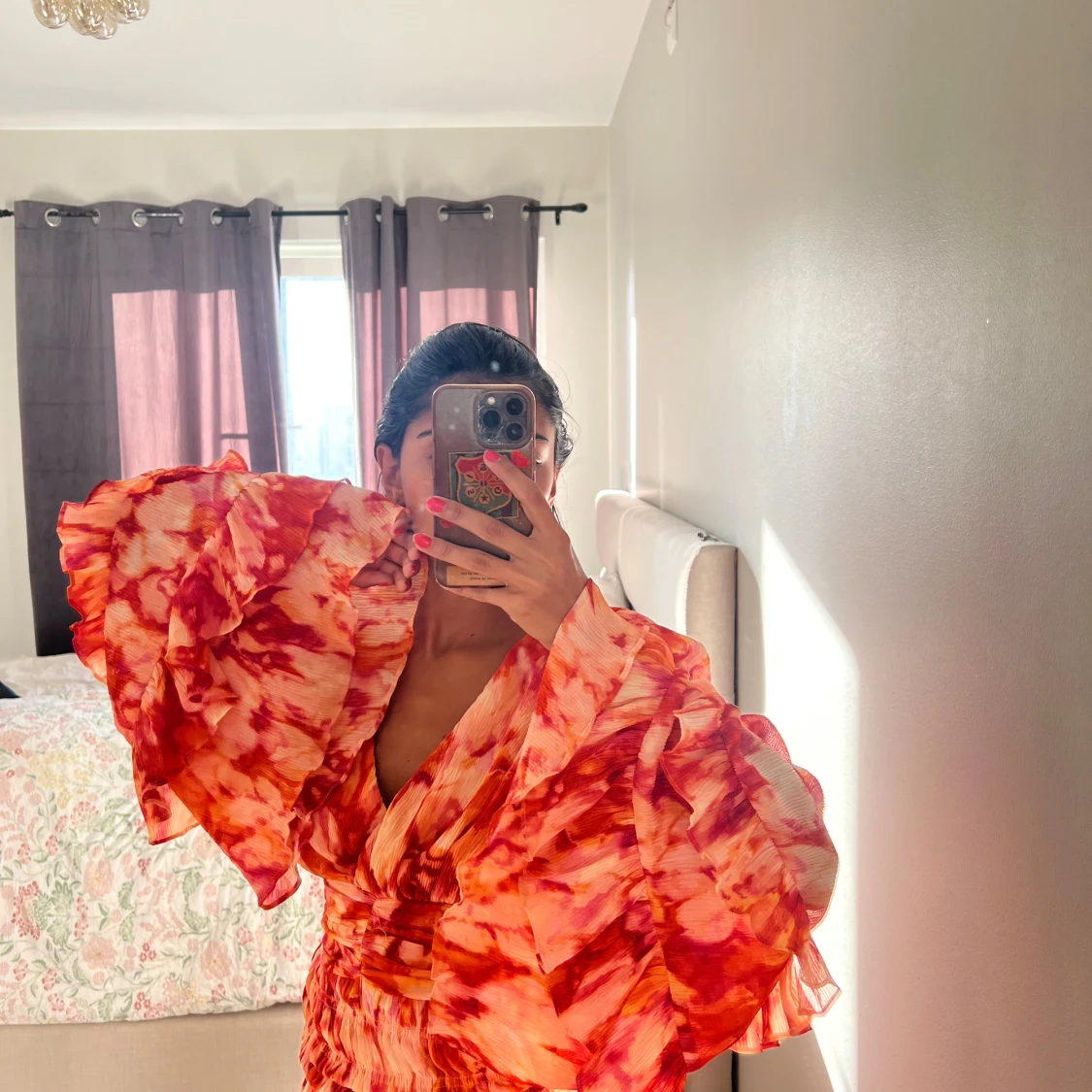 Röd och orange volangklänning med v-ringning - 1