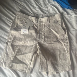 Beige linneshorts med fickor M - Snygga beige shorts i 100% linne med klassisk rak passform och midwaist. De har sidofickor fram och diskreta fickor bak, samt hällor för bälte. Perfekta för varma dagar och chill stil. Passar dig som gillar enkel och clean look. Från Zara oanvända med prislapp.