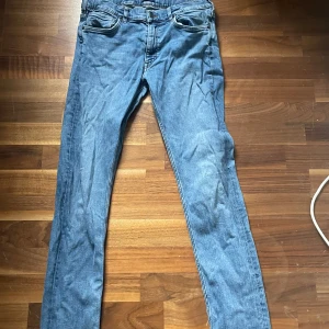 Blå jeans från Gant - Säljer ett par klassiska blå jeans från Gant. Skick 9/10 använda få tal gånger. Inget fel eller nägot, storlek 170 cm 