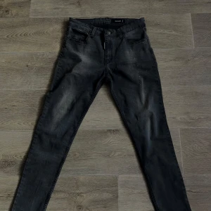 Dsquared2 jeans  - Jätte snygga dsquared2 jeans. Prickiga överallt o snygg design i baksidan, Storlek är 33. För dig som gillar klä sig ut lite mer👌🔥 