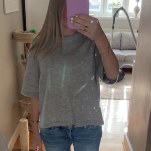 Grå stickad tröja Gina Tricot - fin stickad tröja som passar perfekt nu till hösten!! Den är inte använd så många gånger och nypris var 300❣️