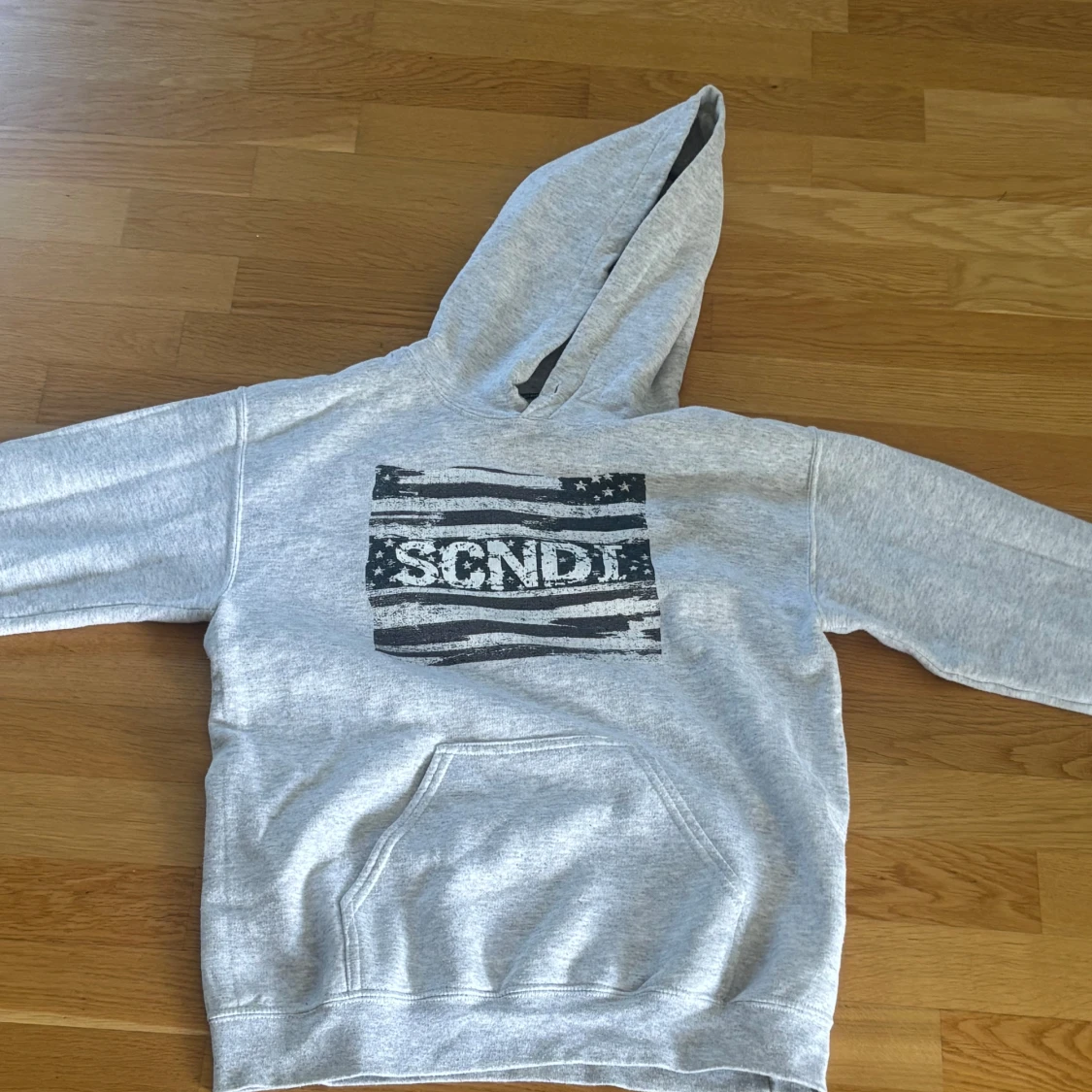Grå hoodie från SCNDIclothing