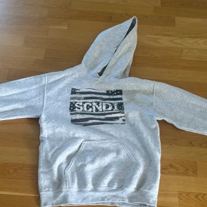 Grå hoodie från SCNDIclothing - Snygga hoddie från scndi.store i strl S.  Sparsamt använd och nu är den för liten för sonen. Hoddien är i bra skick 👌