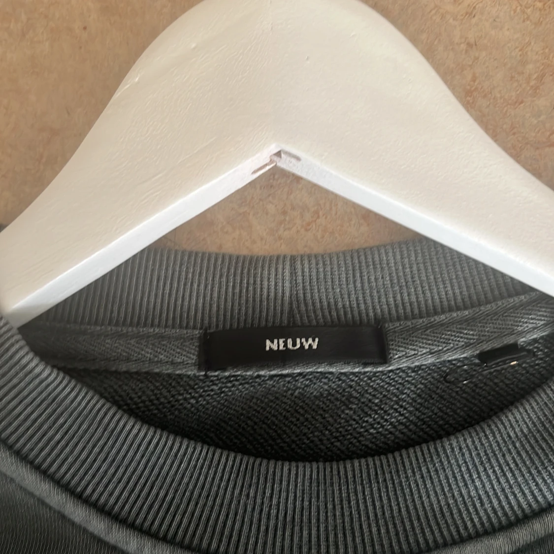 Grå sweatshirt från Neuw - 2