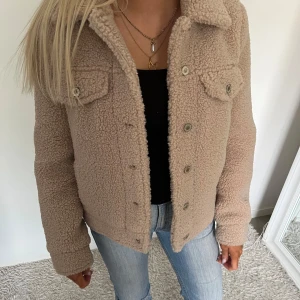 Beige teddyjacka från mango - Säljer en beige teddyjacka från MNG i storlek XS.  Perfekt till hösten. Säljer då den är för liten, min kompis på bilderna. Pris går att diskuteras