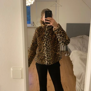 Fuskpälskappa  - Super mysig fuskpälskappa i leopardmönster🤎 Finns knappar som man knäpper på insidan av kappan, går att välja hur många knappar man vill knäppa🤎använd ett fåtal gånger så den är i mycket fint skick!