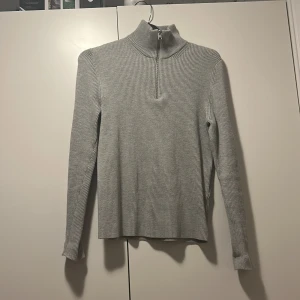 Grå ribbad polotröja Jack & Jones - Snygg grå polotröja från Jack & Jones med ribbad struktur och half zip i halsen. storlek small, använd 2 gånger! 