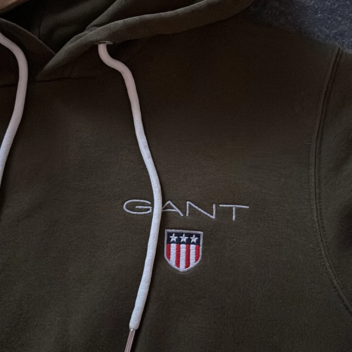 Olivgrön hoodie från GANT med logga - 1