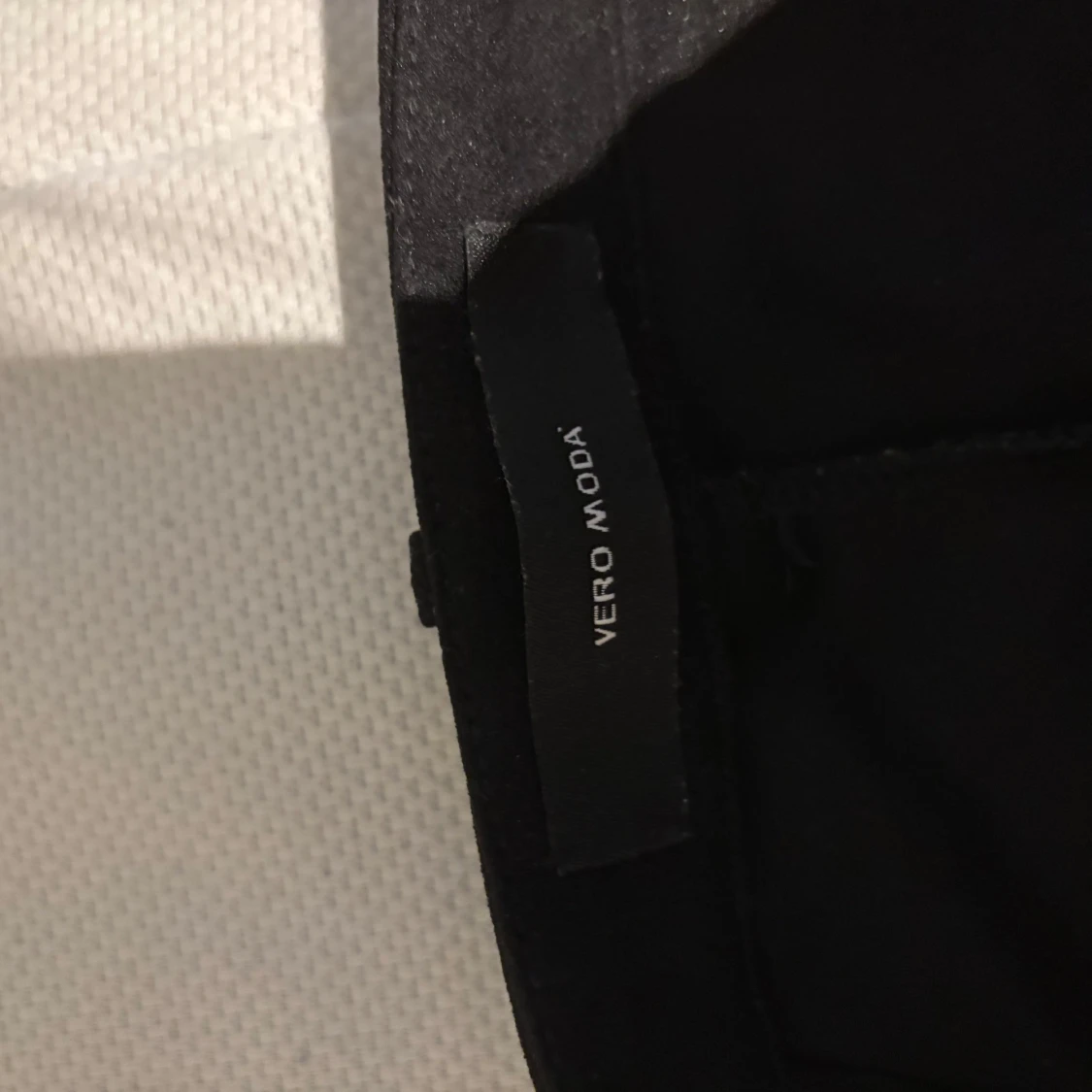 Svarta kostymbyxor från Vero Moda - 3