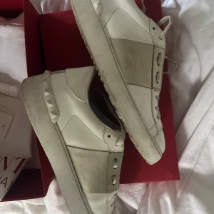 Äkta valentino skor❤️ - Skit snygga valentino open, äkta såklart med bevis fårn miinto kan självklart visa kvittot på mailen om ni skriver privat eller för fler bilder! Jätte bra sick, storlek 40! Nypris ca 6/7000❤️❤️ skriv vid prisförslag etc! Har några repor kan absolut gå ner i pris 