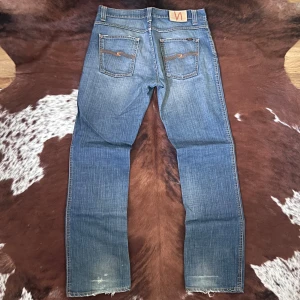 Nudie LowSlimJim - Tjena! Säljer dessa sjukt snygga vintage nudie jeans i modellen LowSlimJim, jeansen är i mycket fint skick och är i storleken W34/L34, hör av dig vid funderingar!🙌