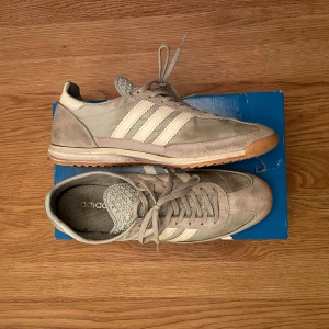 Adidas Sneakers  - Ett par Adidas SL72 OG, sjukt snygga! 🤩Perfekt för hösten! 🙌Som det syns på bilderna har skorna fått lite smuts på sig, men borde nog försvinna med lite skorengöring. 👍 Annars förutom det så har skorna inga defekter! 👌 Skick - 8/10 Säljs för 500kr. 🤝