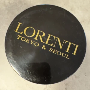 Lorenti Black Garlik - 🧄 LORENTI BLACK GARLIC – För hår som växer med styrka. En exklusiv hårmask med 11 örtextrakt och ett restaurerande vitlökskomplex som motverkar håravfall och återställer vitalitet. 🌿 Stärker hårbotten, stimulerar tillväxt, ger djup näring och reparerar skadat hår. 💬 För dig som vill ha mer än hårvård – du vill ha förändring. LORENTI är inte bara en produkt. Det är en lösning.