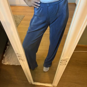 Helt nya blå ribbade byxor storlek L - Helt nya med prislapp från Boohoo