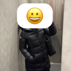 Colmar jacka – nästan ny  - Jackan är i toppskick. Väldigt snygg och bekväm, perfekt nu till hösten/vintern.  •	Storlek: XS 	•	Använd: endast 3 gånger 	•	Nypris: 5000 kr 	•	Mitt pris: 2500 kr