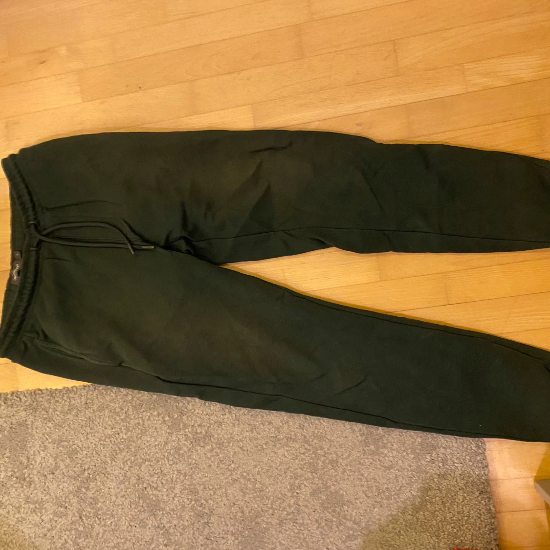 Mörkgröna mjukisbyxor Dressmann S