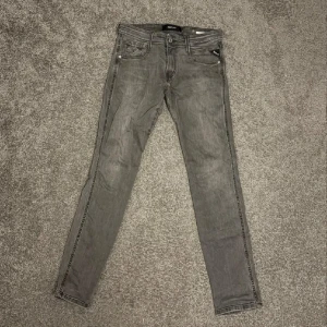 Replay anbass jeans  - Snygga grå jeans från replay i super skick inga defekter, storlek 30/30. Pris kan diskuteras skriv om ni har fler frågor!🤯