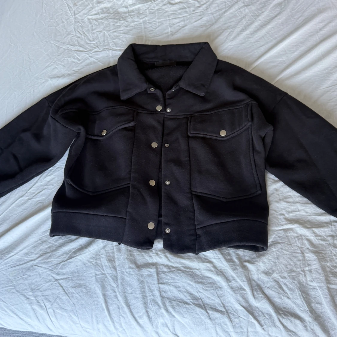 Svart overshirt med tryckknappar