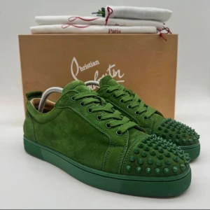 Christian louboutin - Helt nya sneakers från christian louboutin! Använda endast 2-3 gånger! Skick 9.5/10! Strl 42 passar 43. Nypris cirka 8000kr. Pris 3900kr. Bara att skriva vid frågor eller liknande🍾🥂 Pris kan diskuteras vi snabb och smidig affär:)