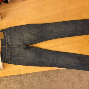 Blå jeans från HM, stl 29 - Säljer ett par blå skinny jeans från HM i storlek 29. Jeansen har klassisk femficksdesign, normal midja och smal passform hela vägen ner. Pris kan diskuteras!