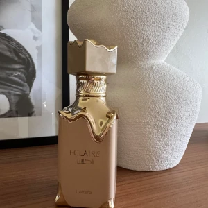 Eclaire - Lattafa parfym  - Säljer min Lattafa Eclaire 100 ml - inköpt igår på butiken Normal. Passar helt enkelt inte mig som jag trodde. Mycket bra hållbarhet och en riktig komplimangmagnet. Endast testad.  Kan köra hem den till dig om du bor i Helsingborg alt frakta den. Nypris 450 kr - mitt pris 350 kr. 🍦🍦🍦🍦🍦  INTE INTRESSERAD AV BYTE