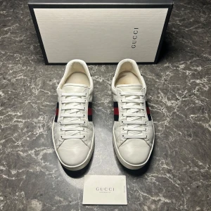 Gucci ace - Säljer ett par otroligt snygga skor från det exklusiva italienska märket Gucci! Skorna är i otroligt bra skick, skulle säga ungefär 9/10. Nypris ligger på över 9000kronor men vi säljer våra för endast 2199 och kan gå ner i pris ännu mer vid snabb affär! Skriv gärna ifall det är några funderingar, allt bästa SkoKapet