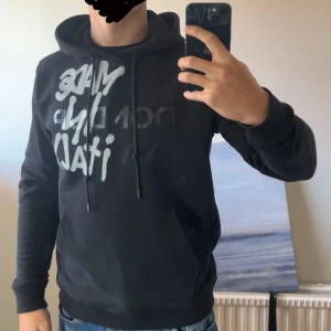 Dondup hoodie - Inga defekter, de är sprillans ny har lapen till den och påsen jag fick den i. Det är en storlek S men den är mer som en M