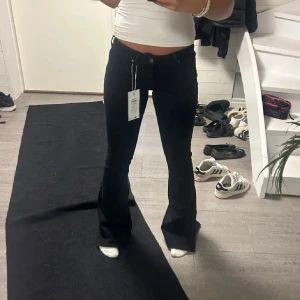 Lågmidjade svarta jeans - Säljer dessa super snygga lågmidjade jeans från only med slits. De är lite smutssvarta skulle jag säga och längden är 36 men sitter mer som längd 34 skulle jag säga. Säljer då jag inte gillar lågmidjade längre. OBS LÅNADE BILDER