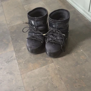 Moonboots - Säljer mina moonboots då dom inte kommer till användning. Storlek 36/38. Dom är några år gamla men har inga tydliga spår på användning. Har tyvärr inte kvar kvitto oså då jag fick dom i julklapp🩷🩷pris kan diskuteras!