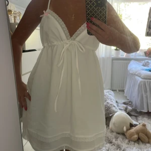 Klänning  - Jätte gullig sommar klänning. Helt oanvänd. Den är storlek XS men är skusterbar vid snöret. Så passar nog XS-L. Själv tycker jag inte den verkar vara XS. Pris kan diskuteras vid snabbköp.