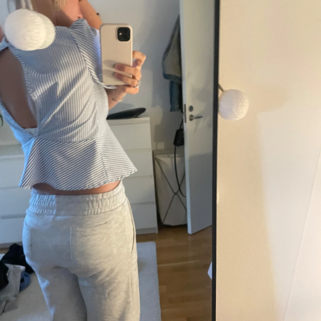 Blårandig blus med öppen rygg - 1