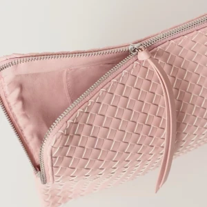 Flätad rosa datorfodral  - Ljusrosa datorfodral från Gina tricotl. Väskan har en enkel, rektangulär form och en lång dragkedjetag. Perfekt för att bära det viktigaste och ger en trendig touch till din outfit.