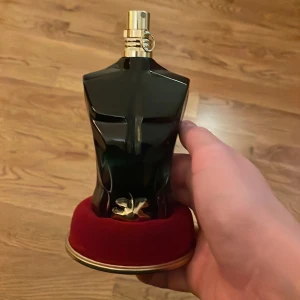 Jean Paul Gaultier Le bleau Le Parfum - Säljer en parfym från Jean Paul Gaultier, Le bleau Le Parfum, edp. Flaskan är i storlek 75 ml men det är lite mer än hälften kvar. En nya kostar runt niohundra mitt pris 450
