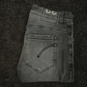 Dondup George jeans  - Sjukt feta dondup George i grå faded färg med slitningar🤩skicket är som ny inga defekter✅ mitt pris endast 849, pris kan diskuteras vid snabb affär🤝 storlek 32