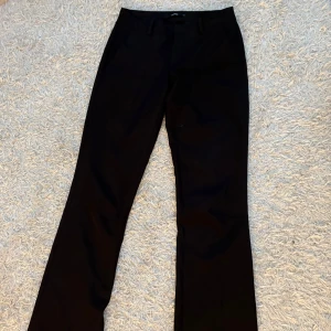 Svarta lågmidjade kostymbyxor Bik Bok - Säljer mina svarta lågmidjade kostymbyxor från bikbok. Inget tecken på användning, storlek 34❣️Kontakta mej om du har frågor 
