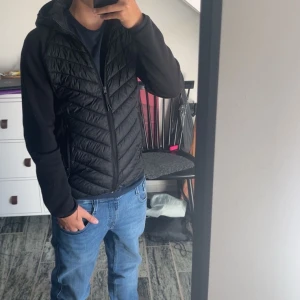 Svart hybridjacka från Mountain Works - En skön svart jacka. Den är i ett mycket bra skick fast den har använts mycket. Det finns inga defekter på jackan eller liknande. Storleken är 158/164. Jag är 172cm och den är väldigt liten för mig så den passar dig som är 160-165cm. Om ni har några frågor eller funderingar kring jackan är det bara att skriva till mig!👌