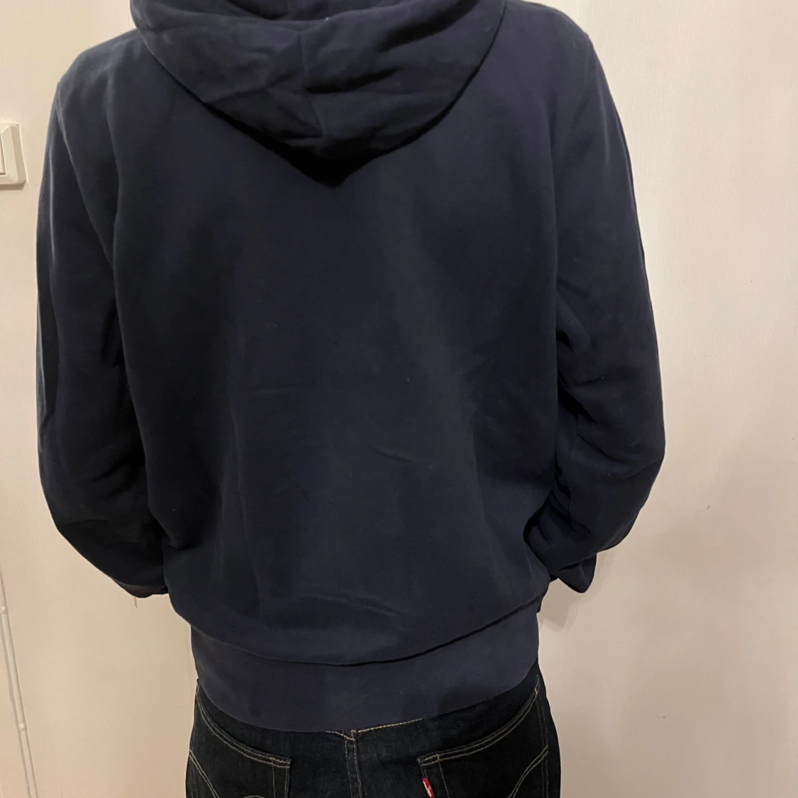 Mörkblå hoodie från GANT med röd logga - 1