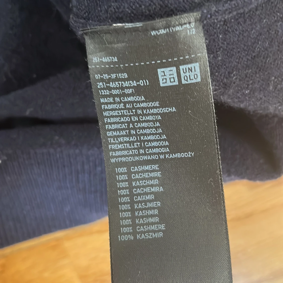 Mörkblå kashmirtröja från Uniqlo - 2