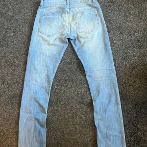 Dondup Jeans - Snygga ljusblå jeans från Dondup med klassisk femfickdesign och skinny fit. Har prislappen kvar, använda ett fåtal gånger och är därmed i väldigt bra skick. Storlek 30, modellen george, orginal pris: 2995kr, mitt pris: 999kr. Perfekta för dig som gillar en stilren och fräsch look. Hör av dig vid frågor eller kom med prisförslag
