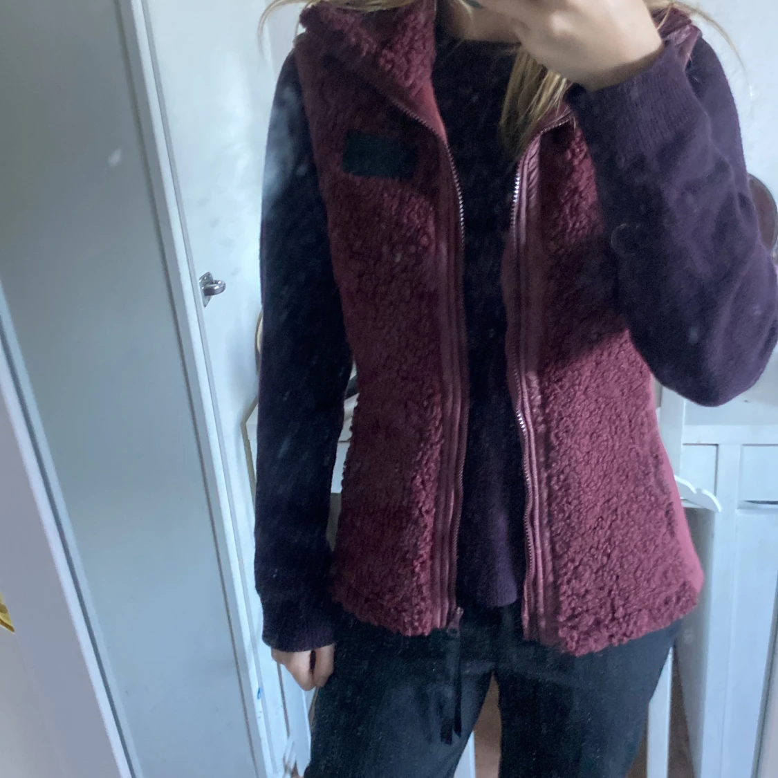 Vinröd fleeceväst från Johaug
