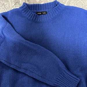 Blå stickad tröja från Shein - Säljer en snygg blå stickad tröja från Shein. Tröjan har en klassisk rund hals och långa ärmar, perfekt för kyligare dagar. Den är mjuk och bekväm, idealisk för en avslappnad stil. Passar bra till jeans eller kjol.