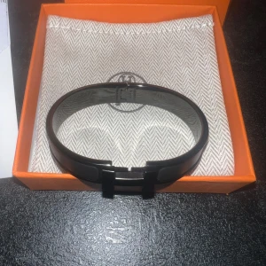 Hermes - Clic HH So Black bracelet - Säljer mitt svarta Hermes armband som enbart är använt 2-3 gånger så i princip ny.   Inköptes sommaren 2023 på NK i Stockholm. Kvitto, låda och påse medföljer.  Det är storlek T5 alltså 18,5 cm runt handleden.   Nypris 9300 kr