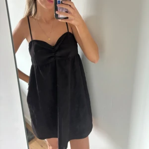 Svart klänning - Klänning från hm, bara använd 1 gång så i nyskick! Storlek 40 men typ som en S/M