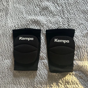 Knä skydd  - Säljer dessa knä skydd ifrån kempa. Dom är för lite mindre. 60 kg är max 